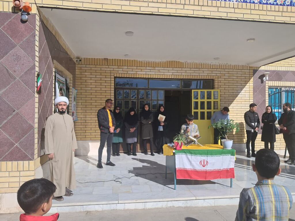 حضور مربیان مراکز فرهنگی هنری استان سمنان، در مراسم نمادین نواختن زنگ انقلاب در مدارس
