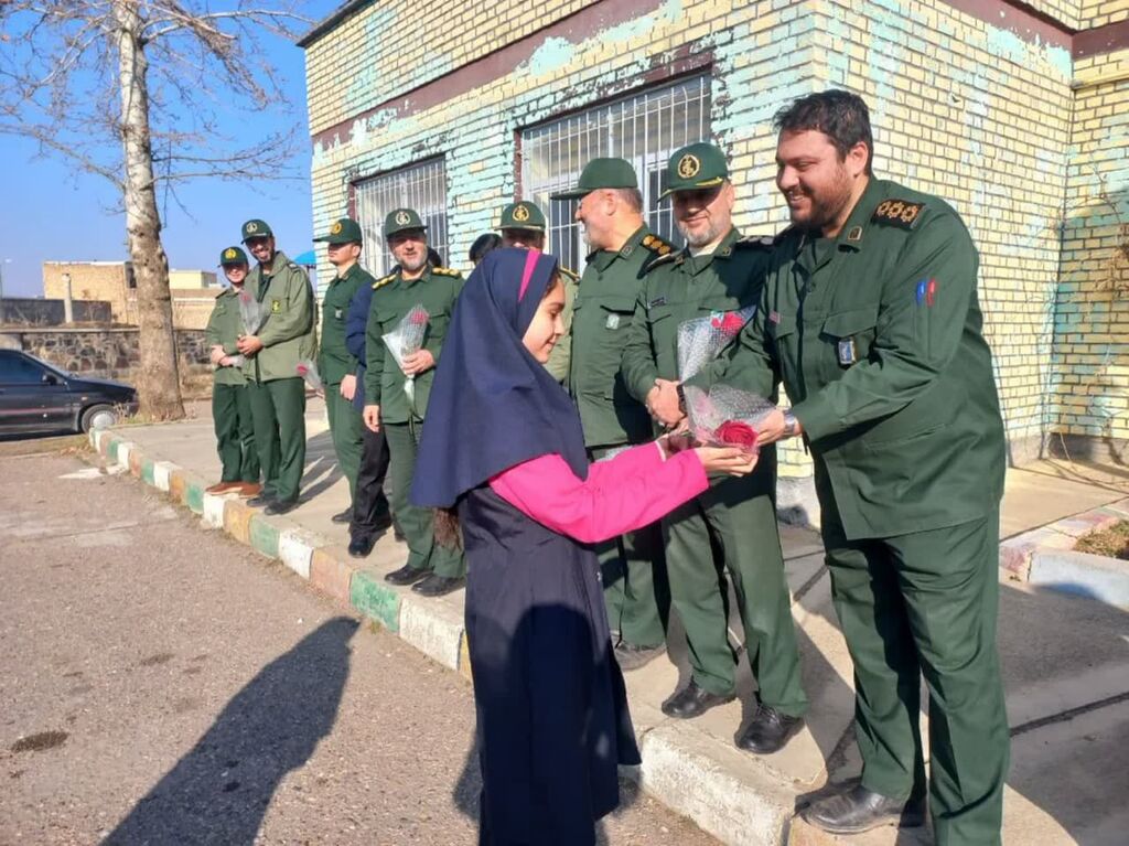سومین روز از دهه فجر همدان از دیدار با مادر شهید تا کاشت نهال انقلاب