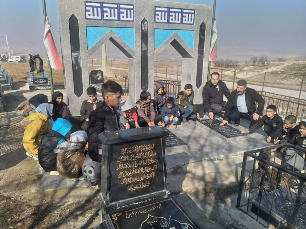 مربیان کتابخانه سیار کانون همدان در کنار کودکان و نوجوانان روستایی