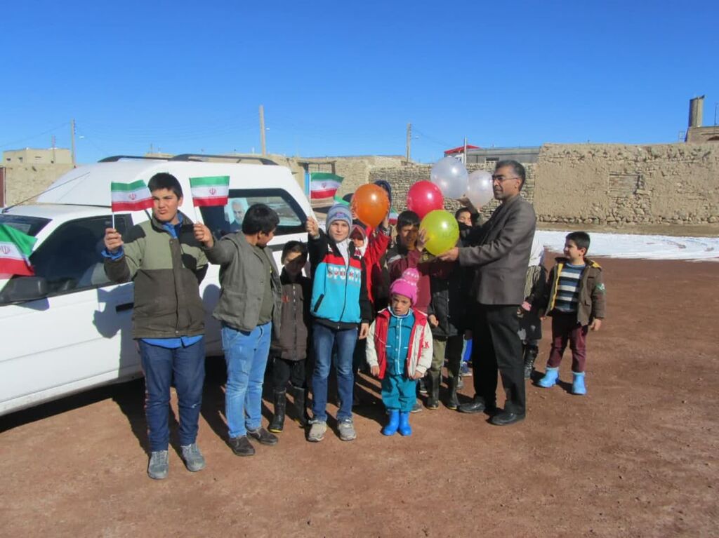 مربیان کتابخانه سیار کانون همدان در کنار کودکان و نوجوانان روستایی