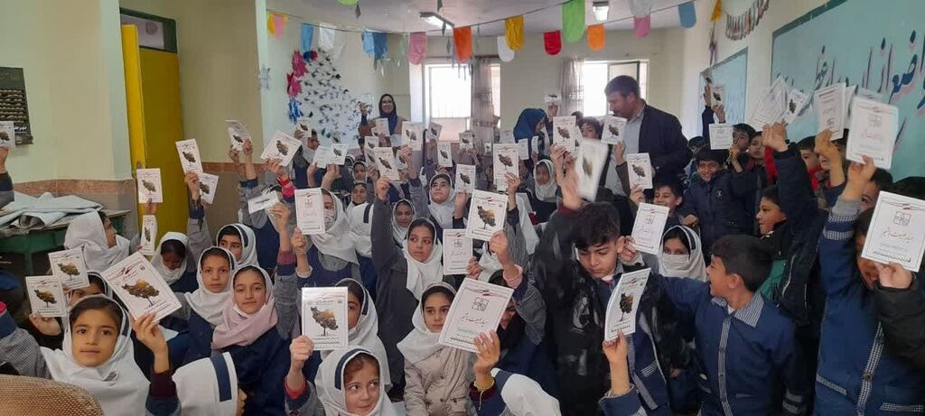 اهدای 150 جلد کتاب به دبستان ریحانه روستای جعفریه تویسرکان