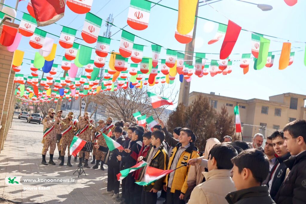 اهتزاز پرچم مقدس جمهوری اسلامی ایران یادمان «بچههای مقاومت» در کانون استان چهارمحال بختیاری برگزار شد