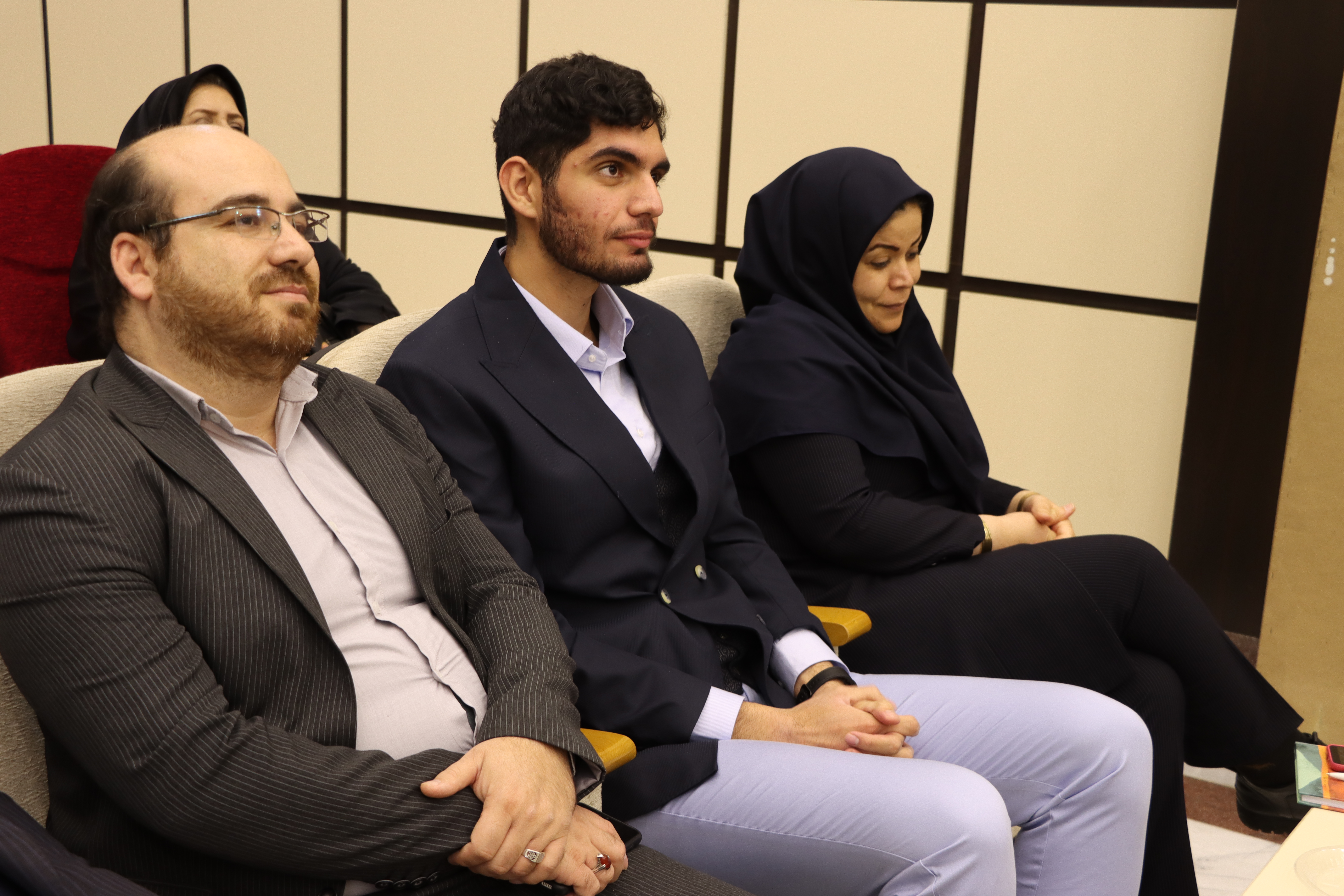 آیین جشن امضا و رونمایی کتابِ «از نوجوانان دیروز به نوجوانان امروز»