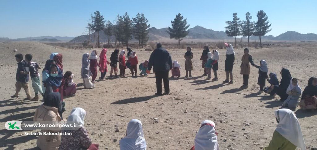 جشن‌های پیروزی انقلاب برای کودکان روستاهای زاهدان(سیستان و بلوچستان)