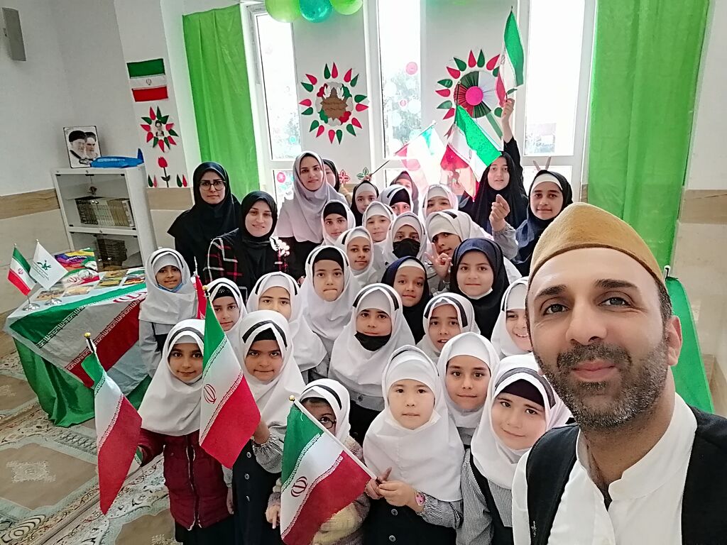 دهه فجر اعضای کانون کتابخانه سیار با نغمه های انقلاب همراه جشن پیروزی شدند