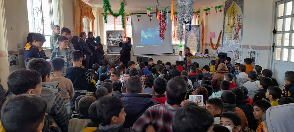 پیک امید کانون همدان در روستای تخت و اهدای ۱۵۰ جلد کتاب