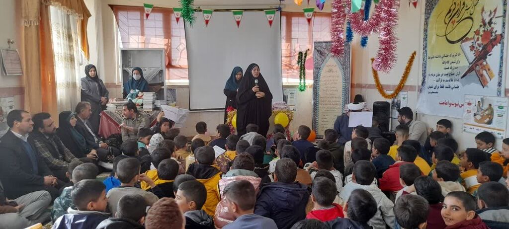 پیک امید کانون همدان در روستای تخت و اهدای ۱۵۰ جلد کتاب