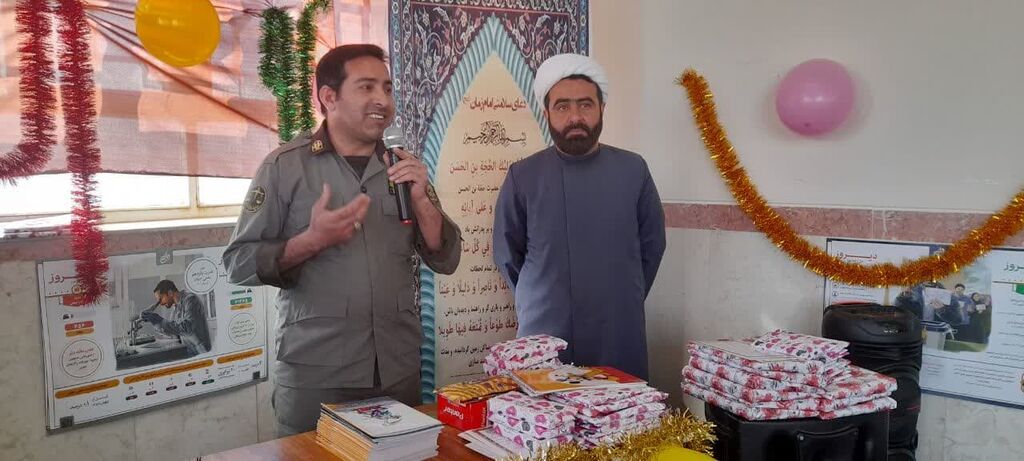 پیک امید کانون همدان در روستای تخت و اهدای ۱۵۰ جلد کتاب