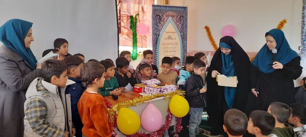 پیک امید کانون همدان در روستای تخت و اهدای ۱۵۰ جلد کتاب