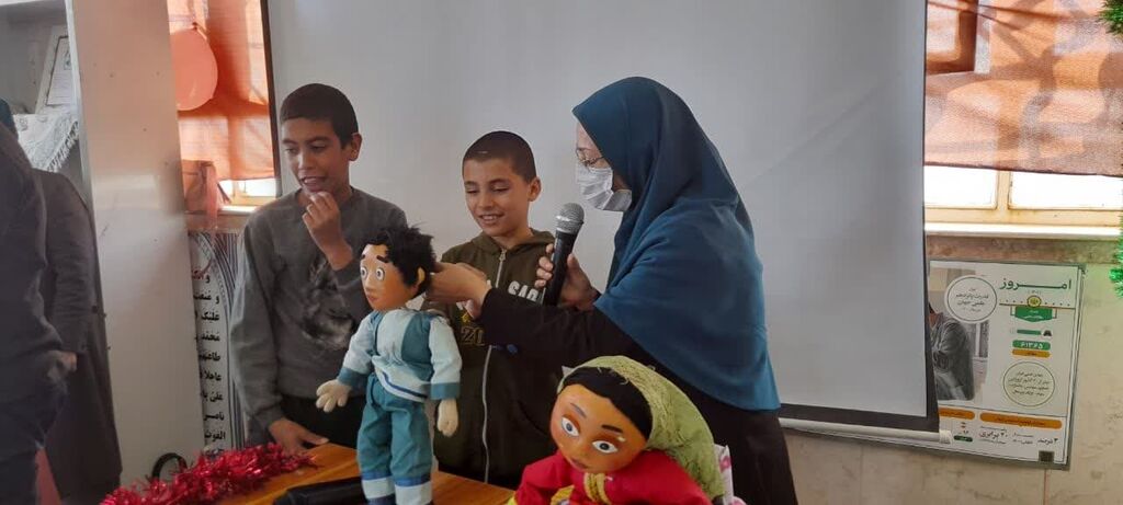 پیک امید کانون همدان در روستای تخت و اهدای ۱۵۰ جلد کتاب