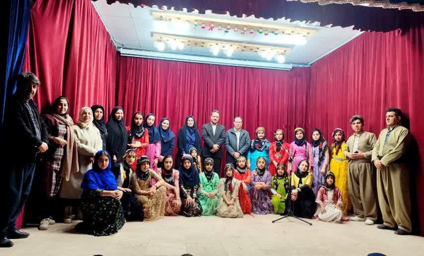 جشن روانسر مرکز روانسر ویژهبرنامه گرامیداشت دهه فجر را به پا کرد