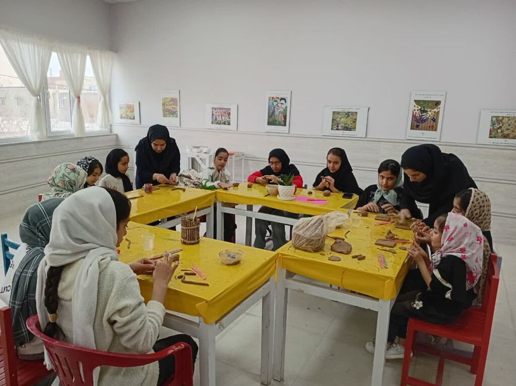 ورکشاپ سفال و انقلاب در کانون همدان برگزار شد