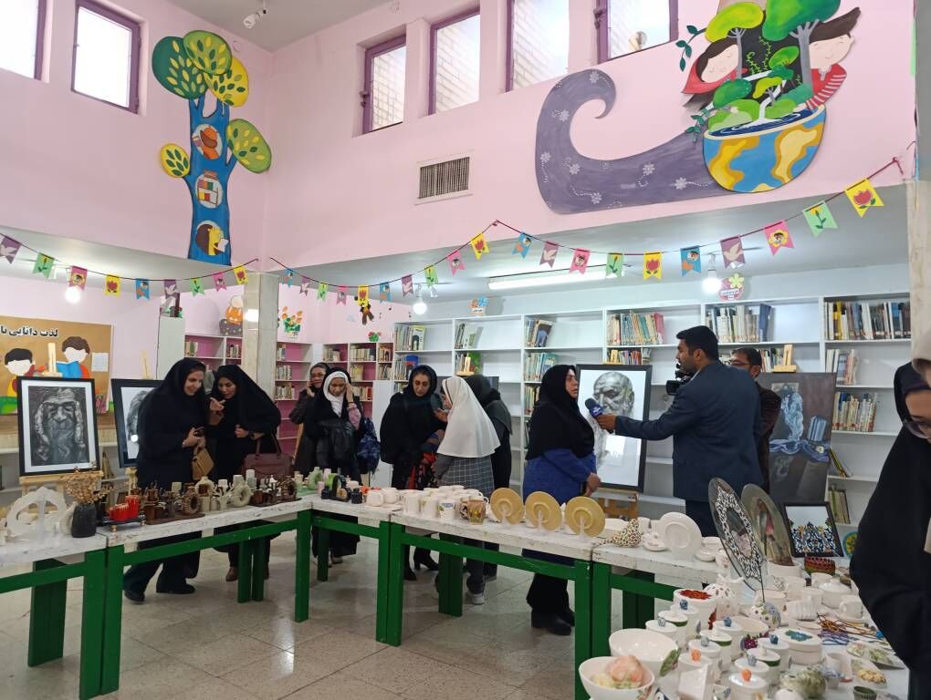 افتتاح نمایشگاه هنرهای تجسمی «امیدآفرینان» در جهرمیک