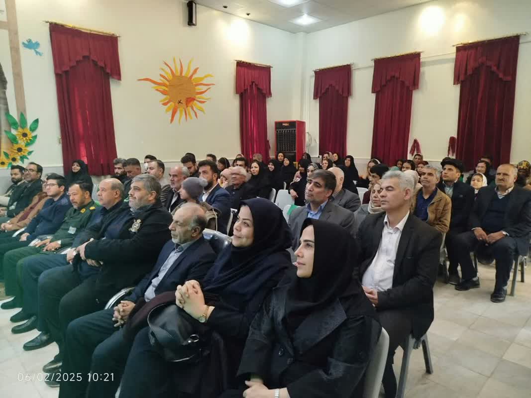 اولین رونمایی و جشن امضاء کتاب بانوان اهل قلم شهرستان فراهان در کانون استان مرکزی