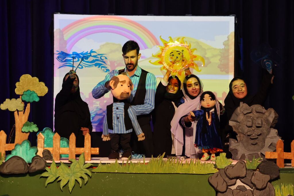 اجرای عموم نمایش عروسکی چهارمحال و بختیاری اجرای نمایش عروسکی در کانون چهارمحال و بختیاری به مناسبت دههی فجر