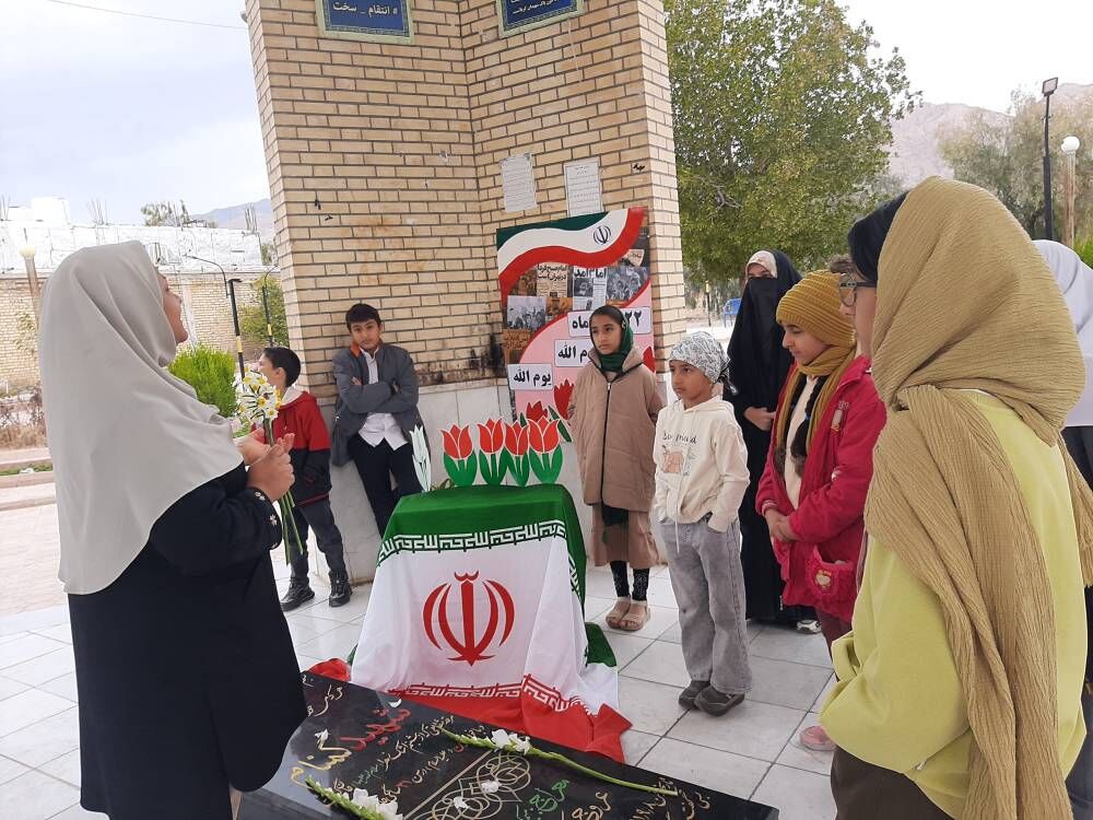 مراکز داراب با برنامهای ویژه، یاد شهدای انقلاب اسلامی را گرامی داشتند