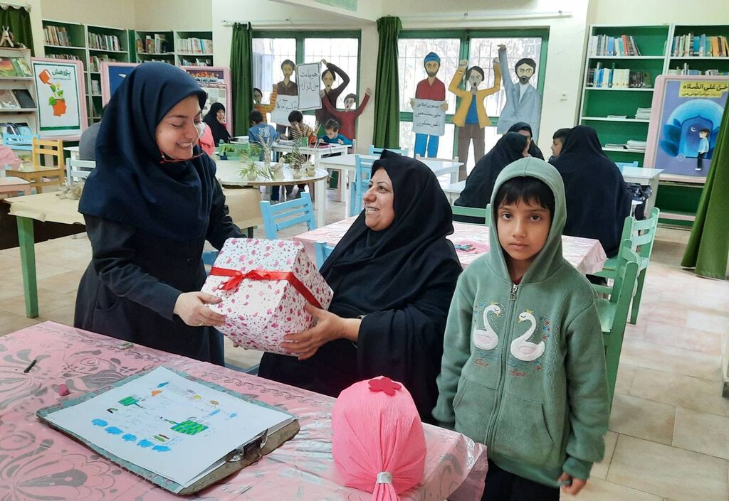  چهاردهمین مسابقه نقاشی «انقلاب از نگاه من» در کانون لارستان 