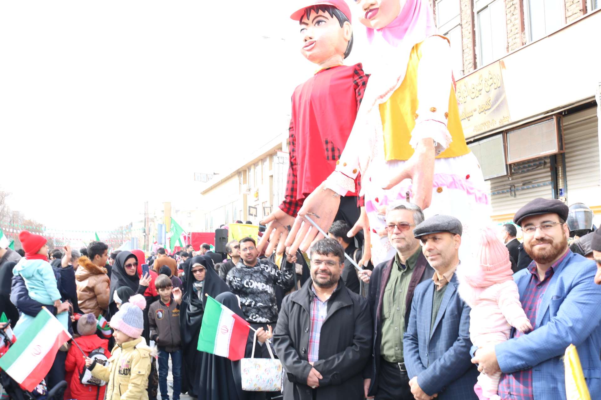 شادپیمایی عروسک های غول پیکر دارا و سارا کانون استان مرکزی در راهپیمائی۲۲بهمن