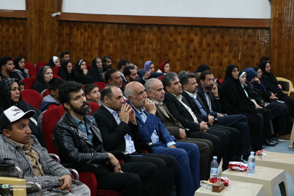 شب شعر در زرند برگزار شد شب شعر «مقاومت» در زرند برگزار شد