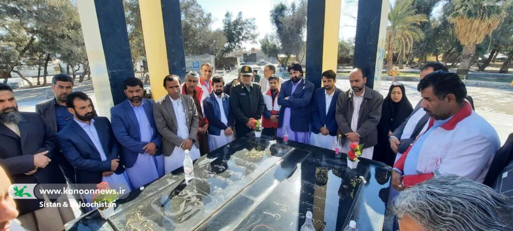 حضور همکاران و اعضای کانون پرورش فکری سیستان و بلوچستان بر مزار شهیدان همزمان با دهه فجر