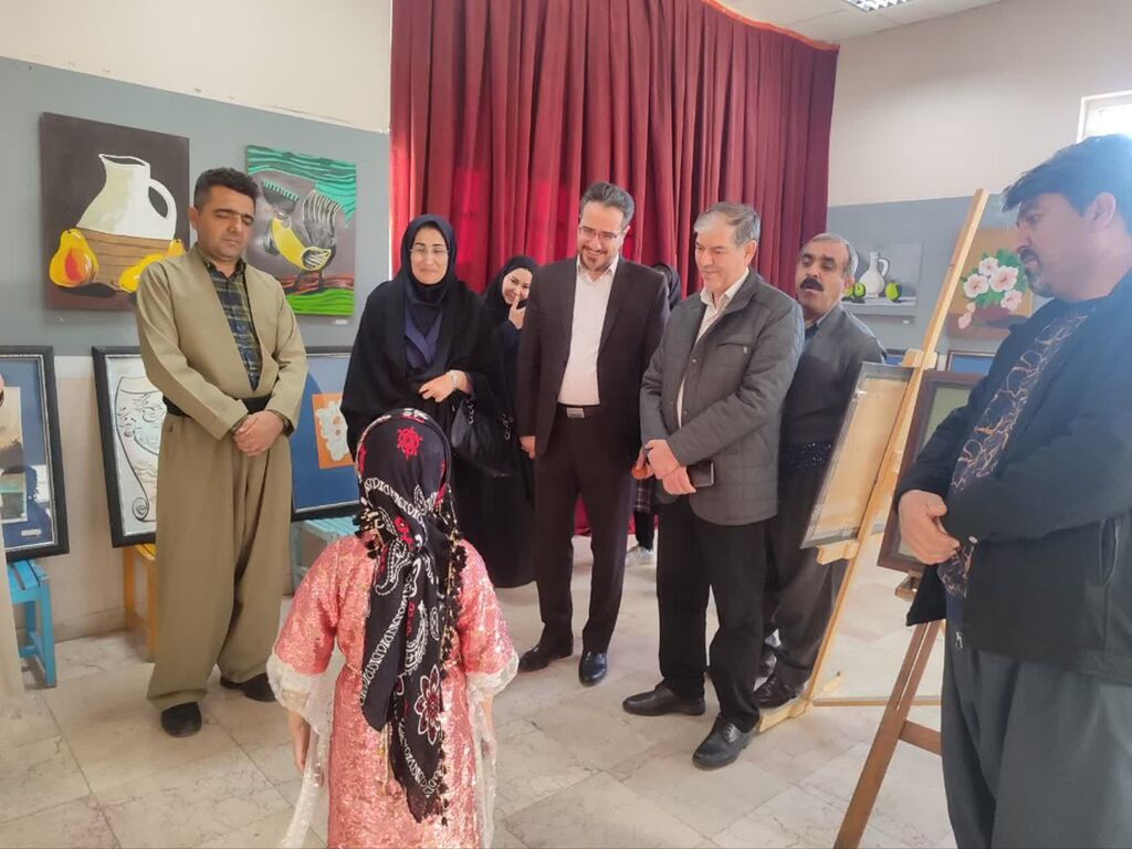 نمایشگاه روانسر برپایی نمایشگاه هنری مرکز روانسر در ایام دهه فجر