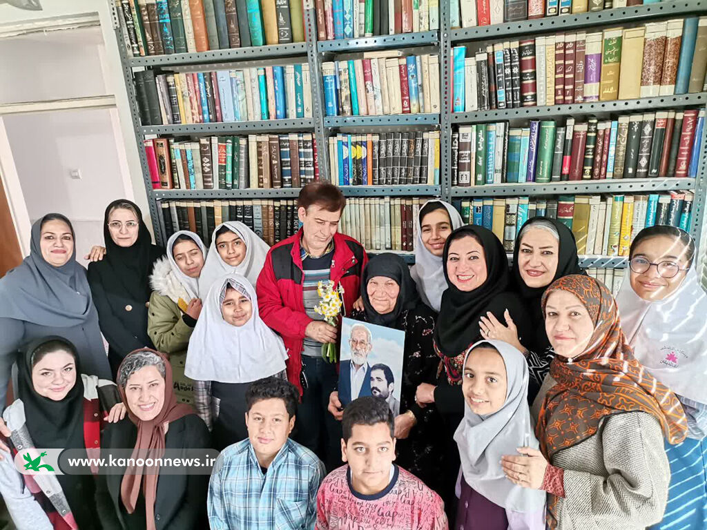 مرکز 2 یزد برنامههای دیدار با مادر شهید و کارگاه پروازهای کاغذی برگزار شد