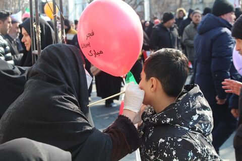 کارگاه های هنری و ادبی کانون  پرورش فکری کودکان و نوجوانان در راهپیمایی یوم الله 22 تبریز(2)