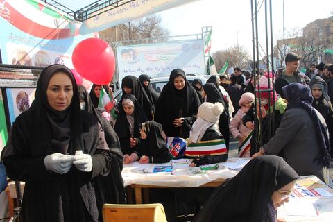 کارگاه های هنری و ادبی کانون  پرورش فکری کودکان و نوجوانان در راهپیمایی یوم الله 22 تبریز(2)