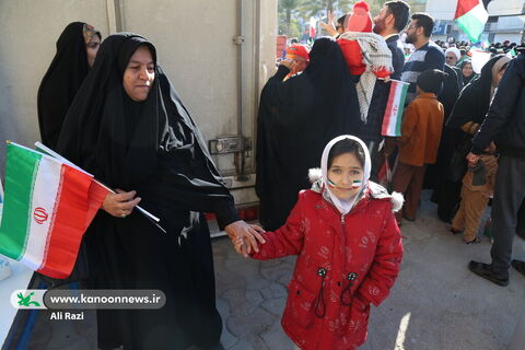 غرفه فرهنگی کانون استان بوشهر در راهپیمایی یوم الله ۲۲بهمن به روایت تصویر