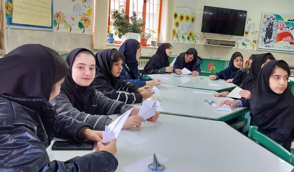 ساخت کبوترهای کاغذی اعضای مرکز جوانرود بهیاد شهدای کودک غزه