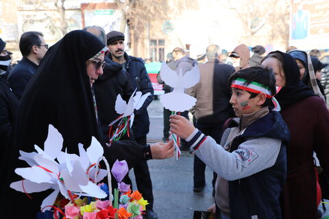 برپایی ایستگاه فرهنگی و هنری کانون پرورش فکری کودکان و نوجوانان استان آذربایجان غربی در مسیر راهپیمایی ۲۲ بهمن ماه