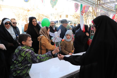 برپایی ایستگاه فرهنگی و هنری کانون پرورش فکری کودکان و نوجوانان استان آذربایجان غربی در مسیر راهپیمایی ۲۲ بهمن ماه