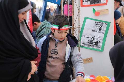 برپایی ایستگاه فرهنگی و هنری کانون پرورش فکری کودکان و نوجوانان استان آذربایجان غربی در مسیر راهپیمایی ۲۲ بهمن ماه