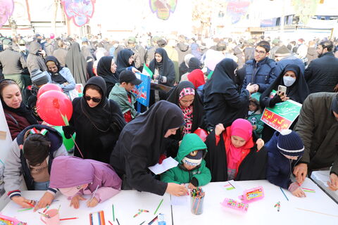 برپایی ایستگاه فرهنگی و هنری کانون پرورش فکری کودکان و نوجوانان استان آذربایجان غربی در مسیر راهپیمایی ۲۲ بهمن ماه