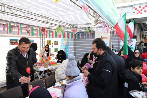 برپایی ایستگاه فرهنگی و هنری کانون پرورش فکری کودکان و نوجوانان استان آذربایجان غربی در مسیر راهپیمایی ۲۲ بهمن ماه