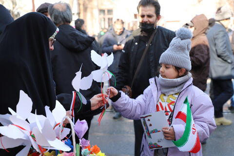 برپایی ایستگاه فرهنگی و هنری کانون پرورش فکری کودکان و نوجوانان استان آذربایجان غربی در مسیر راهپیمایی ۲۲ بهمن ماه