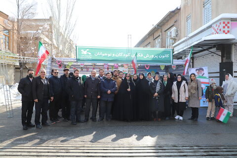 برپایی ایستگاه فرهنگی و هنری کانون پرورش فکری کودکان و نوجوانان استان آذربایجان غربی در مسیر راهپیمایی ۲۲ بهمن ماه