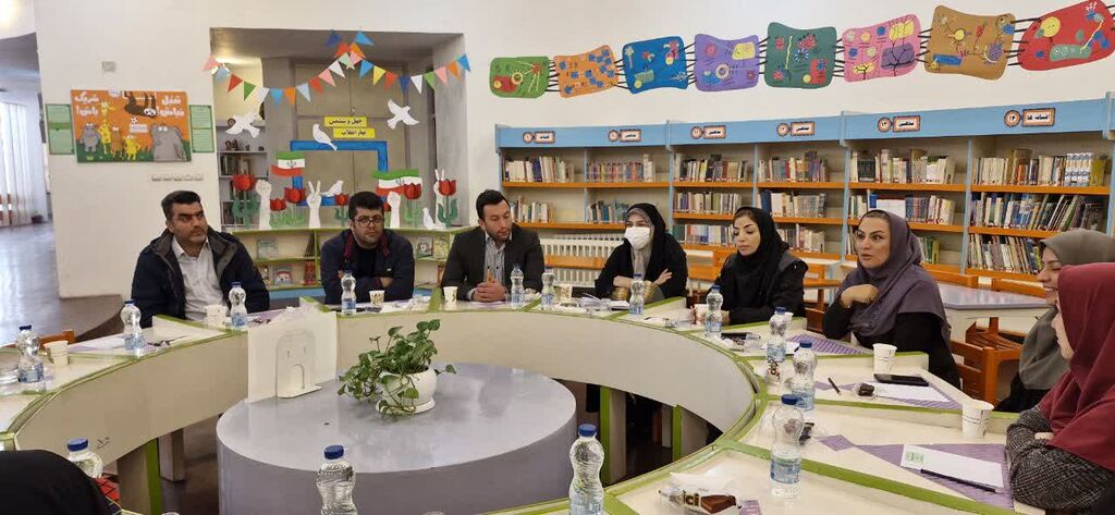 نشست هم اندیشی مرکز۲ کانون تهران با مدیران مدارس منطقه ۱۱