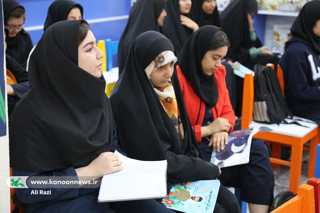 دیدار نوجوانان عالیشهری با شاعرکتاب"مثل گل خوشبو بود"