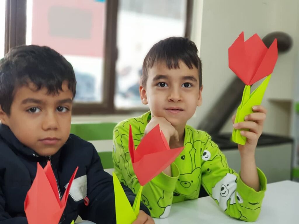 کارگاه اوریگامی «لالههای انقلاب» در مرکز فرهنگی طرقبه