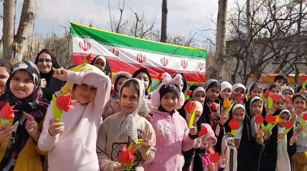 کارگاه اوریگامی لاله های انقلاب در طرقبه کارگاه اوریگامی «لالههای انقلاب» در مرکز فرهنگی طرقبه