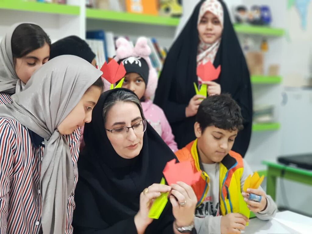 کارگاه اوریگامی «لالههای انقلاب» در مرکز فرهنگی طرقبه