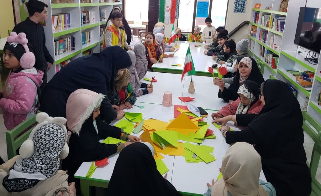 کارگاه اوریگامی «لالههای انقلاب» در مرکز فرهنگی طرقبه