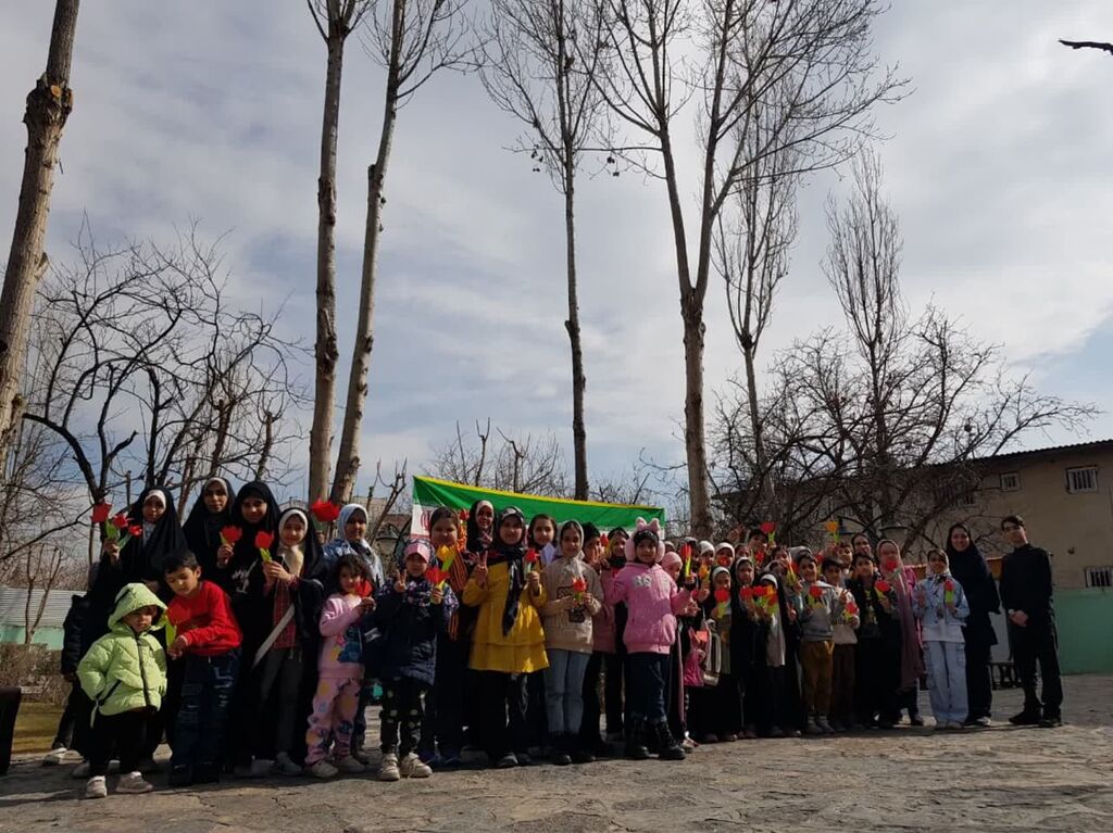 کارگاه اوریگامی «لاله‌های انقلاب» در مرکز فرهنگی طرقبه