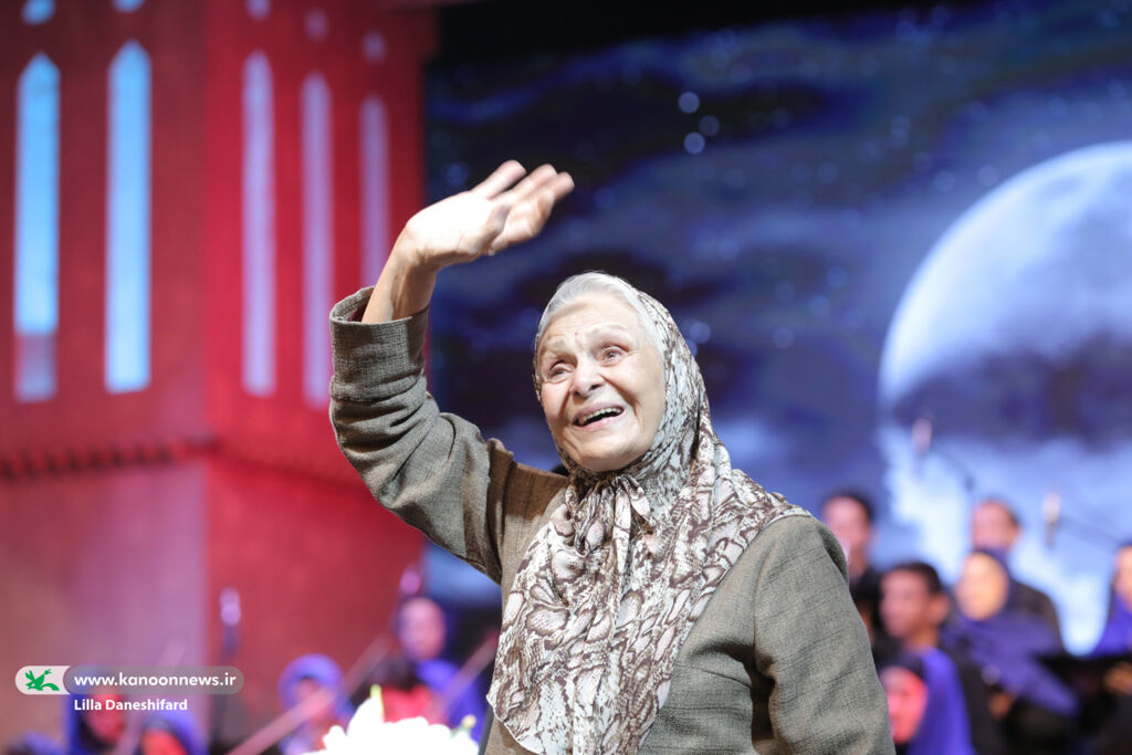 آیین پایانی بیستوششمین جشنواره بینالمللی قصهگویی کانون قصهگویان جشنواره لالاییهای نشیبا را همخوانی کردند