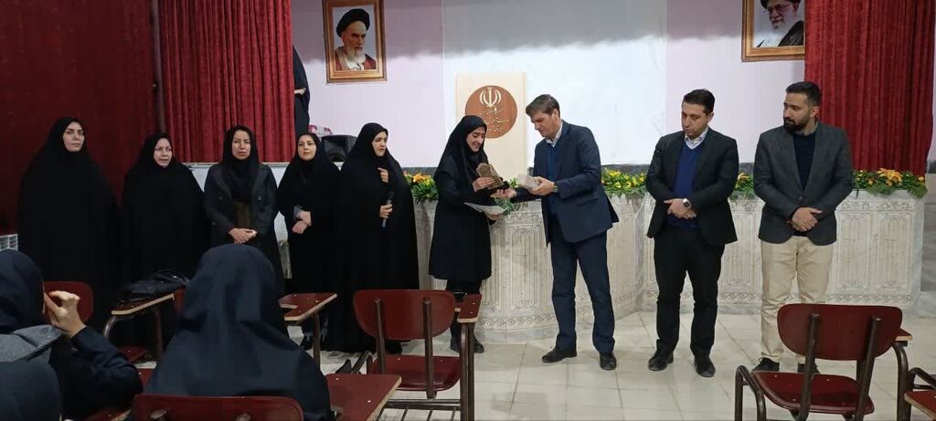 تقدیر از برگزیدگان مسابقه قصهگویی «بانوان شهید» در شهرستان قوچان