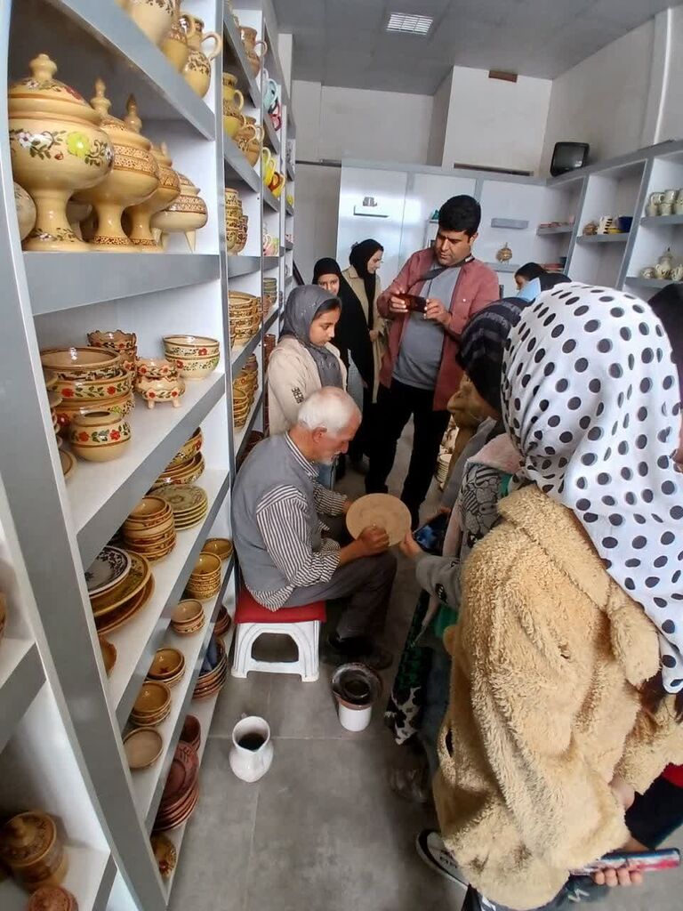 بازدید معاونین و کارشناسان ستادی و اعضا نوجوان مراکز گناباد از کارگاه‌های سفال «مند»