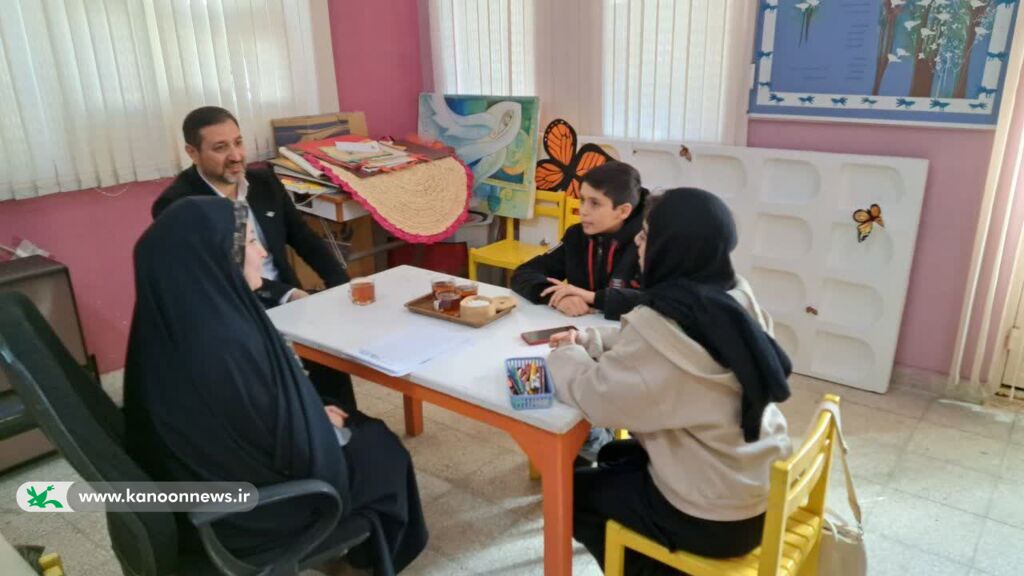 گفتگوی صمیمی بازدید و گفتگوی صمیمی مدیر کل کانون استان با مربی ادبی و اعضای مرکزفرهنگی هنری شماره ۴ استان قم