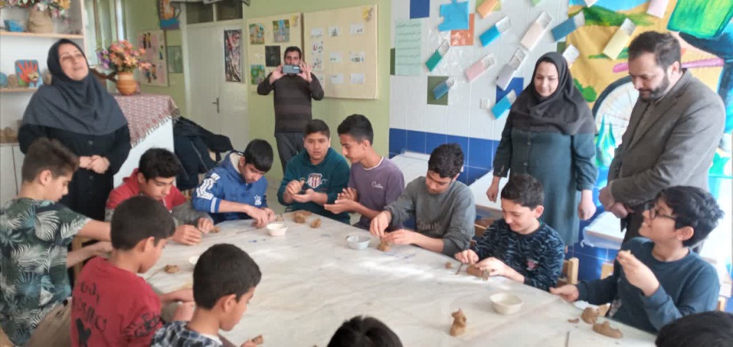 بازدید و گفتگوی صمیمی مدیرکل کانون با اعضا و مربیان مراکز فرهنگی هنری اردستان استان اصفهان