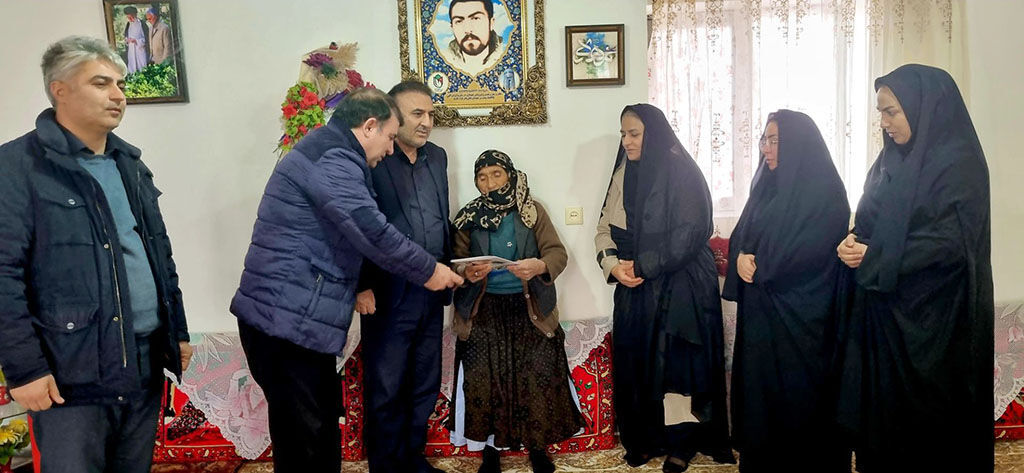 مربیان کانون پارسآباد مهمان خانواده شهید کیانی شدند